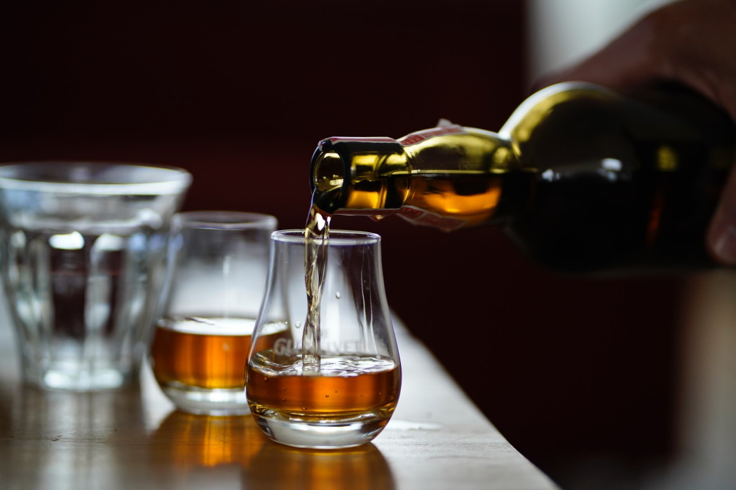 Bourbon a whisky – co charakteryzuje najbardziej znaną amerykańską odmianę?