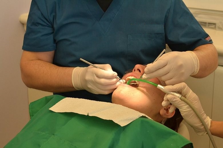 Stomatologia dziecięca a profilaktyka. Jak dbać o zęby dziecka?