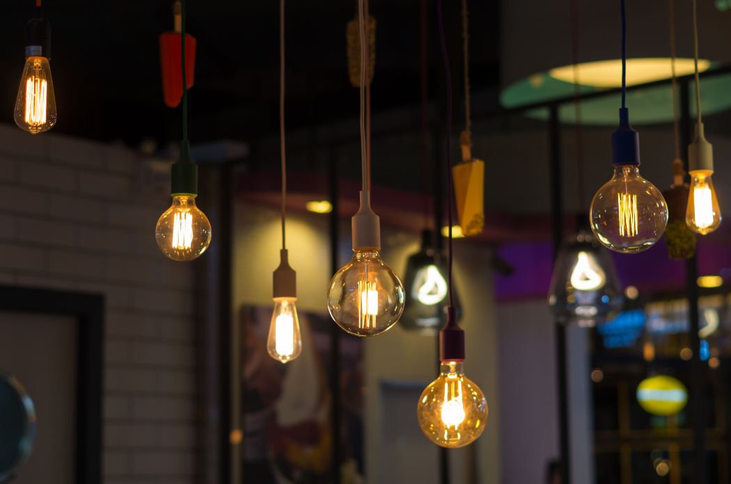 Lampy wiszące z abażurem – jakie wybrać?
