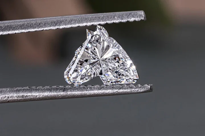 Jak wybrać diament idealny do pierścionka zaręczynowego