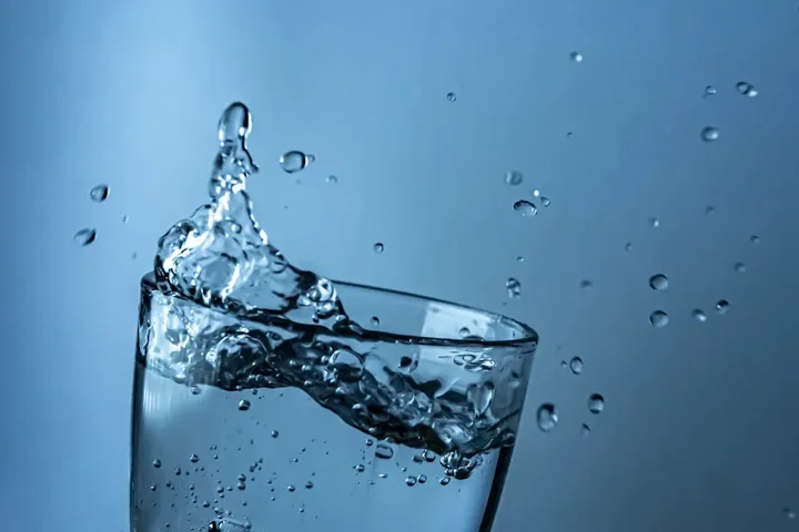 Gazowana, niegazowana czy lekko gazowana – którą wodę najczęściej wybierają firmy?