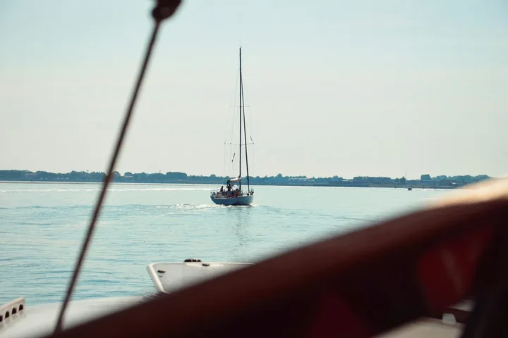 Dlaczego warto wysłać swoje dziecko na obóz żeglarski? Powody, które przekonają każdego rodzica!