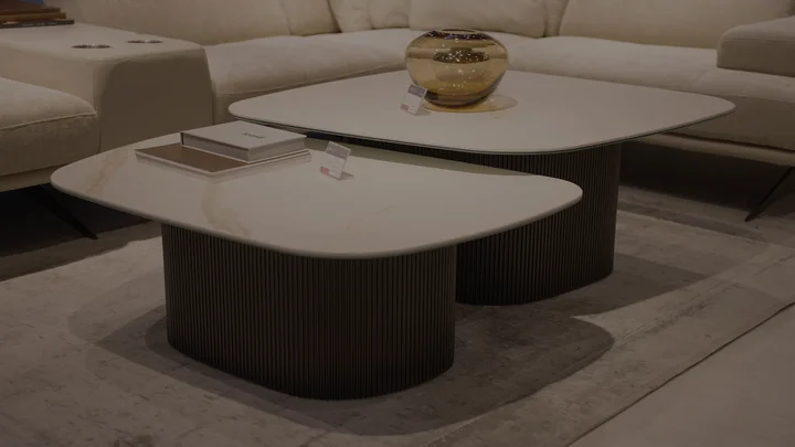 Obraz do artykułu: Stolik kawowy czy ława do salonu? Przewodnik po sercu strefy wypoczynkowej