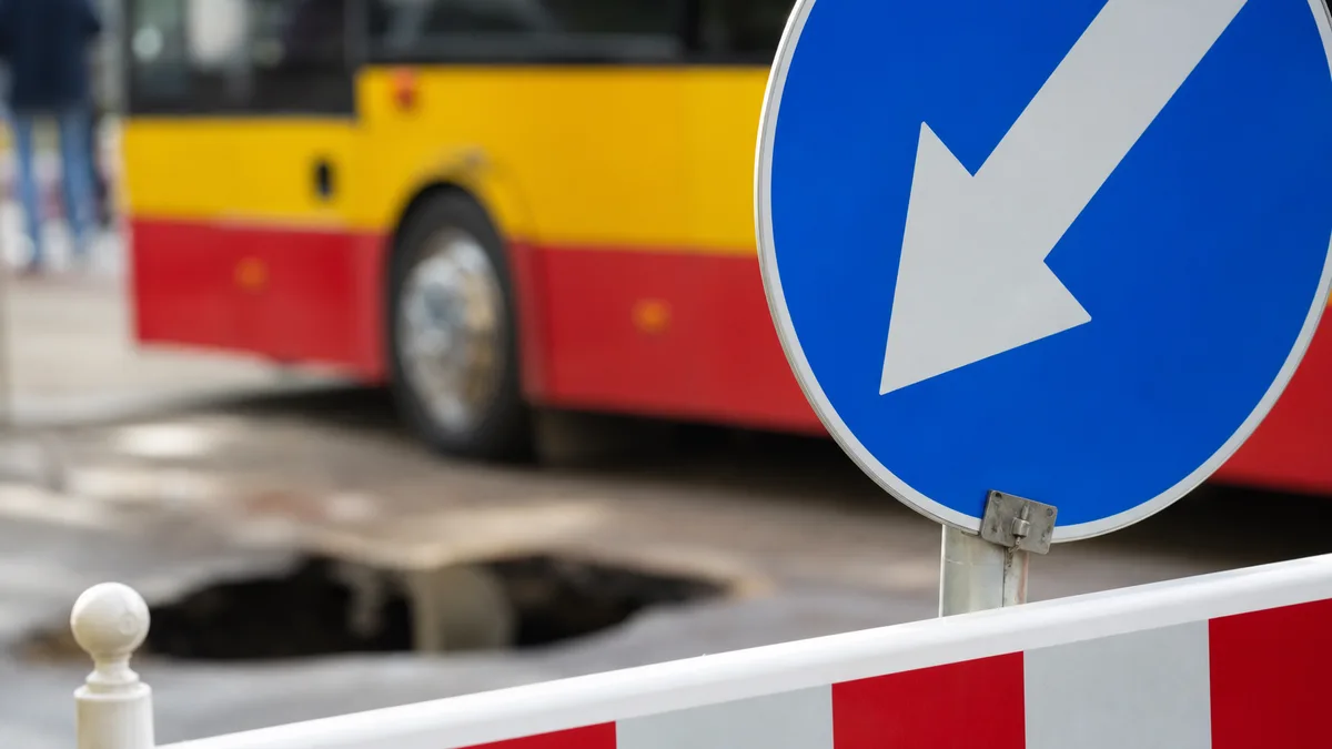 Zapadlisko przy Pułaskiego. Linie 730 i 740 jadą objazdem