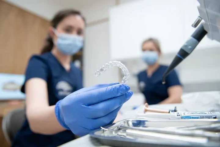 Obrazek przedstawia laboratorium ortodontyczne