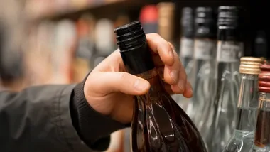 Ukradł alkohol i zaatakował ochroniarza. 38-latek trafił do aresztu