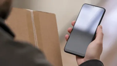 SMS o wstrzymanej paczce może prowadzić do kradzieży pieniędzy