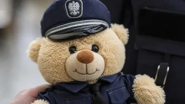 Policjantka uczyła dzieci, jak bezpiecznie przejść przez jezdnię w Bytomiu
