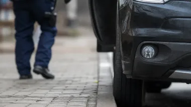 Źle zaparkowane auto może zablokować służby. Policja przypomina o zasadach