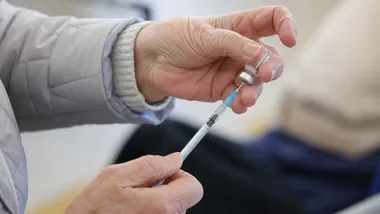 Jesienią rośnie ryzyko infekcji. GIS przypomina seniorom o szczepieniach