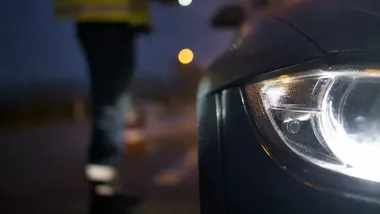 3,5 promila i sądowy zakaz. Po zatrzymaniu chciał przekupić policjantów