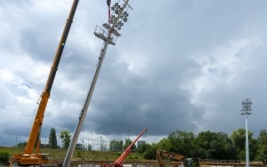 Na budowie nowego obiektu piłkarskiego Polonii Bytom pojawiły się już maszty oświetleniowe (5)