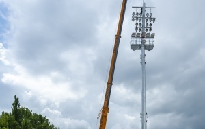 Na budowie nowego obiektu piłkarskiego Polonii Bytom pojawiły się już maszty oświetleniowe (7)