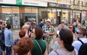 Dzisiaj 16 lipca po Śródmieściu oprowadził miłośników bytomskiej architektury Marek Wojcik, współtwórca Cyfrowej Biblioteki Bytomskiej (1)