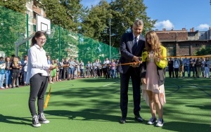 Przy Branżowej Szkole I Stopnia nr 8 przy ul. Józefczaka 40 powstało wielofunkcyjne boisku sportowe o nawierzchni poliuretanowej. Dzisiaj boisko zostało oddane do użytku podczas inauguracji roku szkolnego 2022/2023 (5)