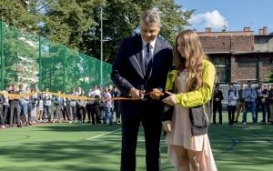 Przy Branżowej Szkole I Stopnia nr 8 przy ul. Józefczaka 40 powstało wielofunkcyjne boisku sportowe o nawierzchni poliuretanowej. Dzisiaj boisko zostało oddane do użytku podczas inauguracji roku szkolnego 2022/2023 (6)