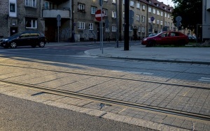 Stan nawierzchni płyt w ul. Katowickiej ulega dalszemu pogorszeniu. Wykonawca wezwany do pilnej naprawy  (7)