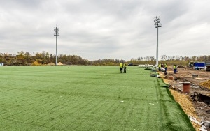  Trwa budowa obiektu piłkarskiego Polonii Bytom. Zakończył się montaż murawy  (2)