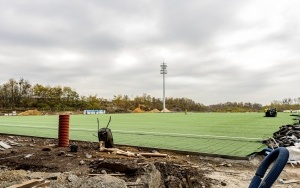  Trwa budowa obiektu piłkarskiego Polonii Bytom. Zakończył się montaż murawy  (4)