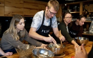 Podopieczni Centrum DZWONI wzięli udział w warsztatach gastronomicznych. Wsparł ich prezydent Bytomia Mariusz Wołosz (2)