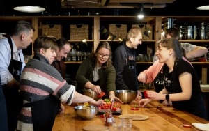 Podopieczni Centrum DZWONI wzięli udział w warsztatach gastronomicznych. Wsparł ich prezydent Bytomia Mariusz Wołosz (5)