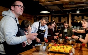 Podopieczni Centrum DZWONI wzięli udział w warsztatach gastronomicznych. Wsparł ich prezydent Bytomia Mariusz Wołosz (6)