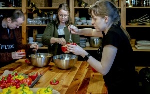 Podopieczni Centrum DZWONI wzięli udział w warsztatach gastronomicznych. Wsparł ich prezydent Bytomia Mariusz Wołosz (7)