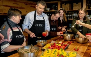 Podopieczni Centrum DZWONI wzięli udział w warsztatach gastronomicznych. Wsparł ich prezydent Bytomia Mariusz Wołosz (8)