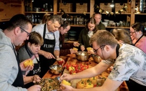 Podopieczni Centrum DZWONI wzięli udział w warsztatach gastronomicznych. Wsparł ich prezydent Bytomia Mariusz Wołosz (10)