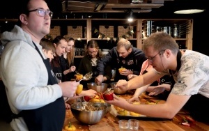Podopieczni Centrum DZWONI wzięli udział w warsztatach gastronomicznych. Wsparł ich prezydent Bytomia Mariusz Wołosz (11)