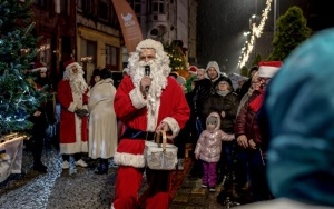 Świąteczna parada ze św. Mikołajem przeszła ulicami Bytomia (1)
