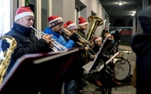 Świąteczna parada ze św. Mikołajem przeszła ulicami Bytomia (18)