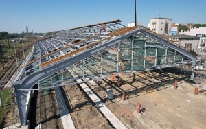 Rozpoczął się już montaż deskowania pod poszycie nowego dachu hali peronowej (7)