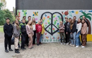 Młodzież z Żytomierza wspólnie z bytomskimi uczniami namalowała mural w kształcie serca nawiązujący do przyjaźni polsko - ukraińskiej (4)