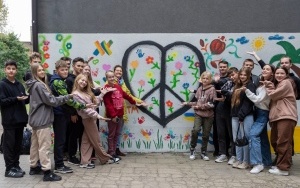 Młodzież z Żytomierza wspólnie z bytomskimi uczniami namalowała mural w kształcie serca nawiązujący do przyjaźni polsko - ukraińskiej (5)