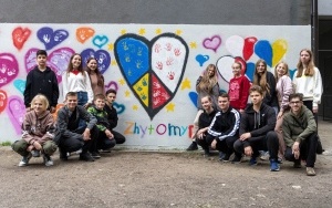 Młodzież z Żytomierza wspólnie z bytomskimi uczniami namalowała mural w kształcie serca nawiązujący do przyjaźni polsko - ukraińskiej (6)