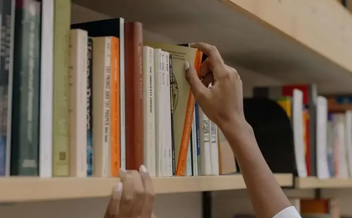 W bibliotece świąteczny gwar - przedszkolaki tworzyły kartki i słuchały opowieści