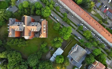 Zmiany ruchu w Łagiewnikach – piesi kierowani przy torowisku, jezdnie zwężone