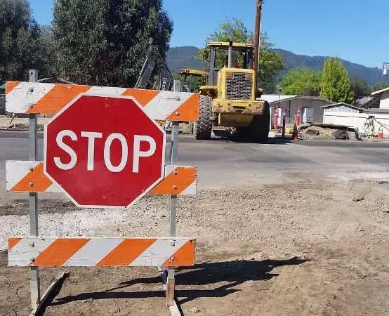 Bezpłatne zestawy do sprzątania grobów i regał na znicze przy ul. Kwiatowej