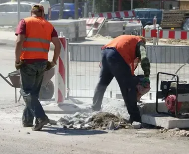 Zwężona jezdnia i zamknięty chodnik na Józefczaka