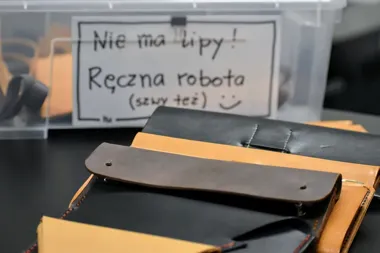 Grafika promocyjna wydarzenia WARSZTATY KALETNICZE — Ręczne szycie ze skóry krok po kroku | W Najmniej Odpowiednim Momencie