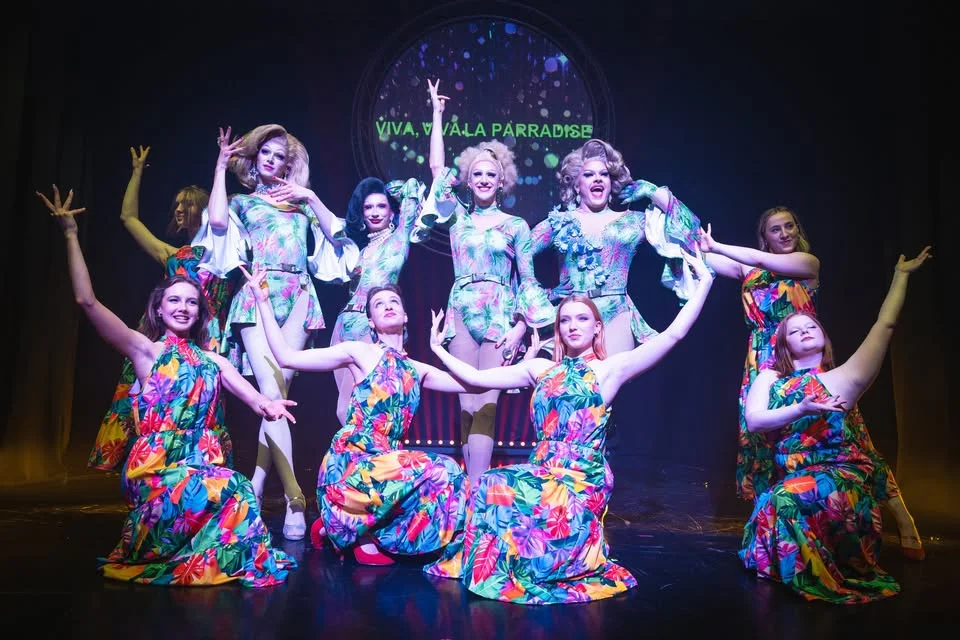 Grafika promocyjna wydarzenia VIVA LA PARADISE – rewia drag queen w Teatrze ROZBARK w Bytomiu