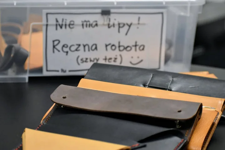 Grafika promocyjna wydarzenia Warsztaty kaletnicze — Ręczne szycie ze skóry (W Najmniej Odpowiednim Momencie)