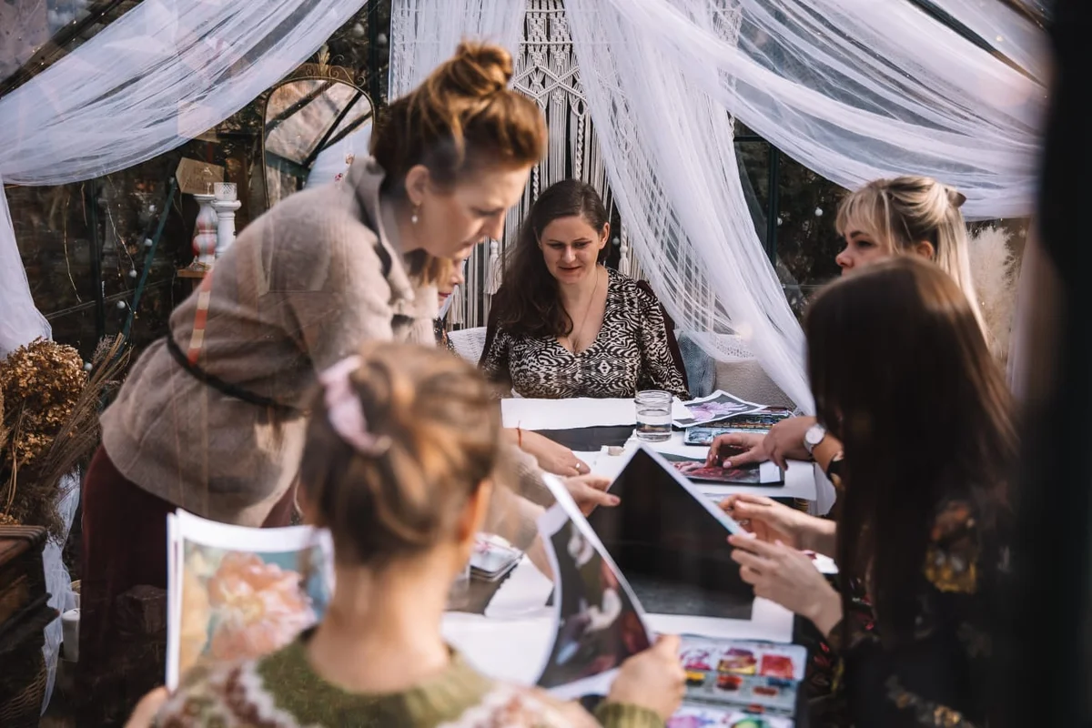 Grafika promocyjna wydarzenia Warsztaty malowania akwarelami z motywem owadów i złotych detali