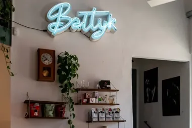Został po nim neon i wspomnienia. Bytomskie kina wracają w miniaturze