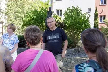 Grossfeld z pustego pola stał się zielonym osiedlem. Historia zapisana w ulicach