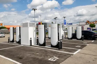 Osiem ładowarek przy M1. W Bytomiu działa czwarty Supercharger na Śląsku