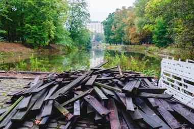 Stary taras znika z Parku Miejskiego. Zastąpi go modrzewiowy pomost