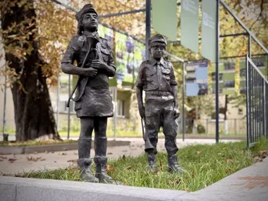 Dwie figurki stanęły przed bytomskim hufcem. Wystawa odsłania jego archiwum
