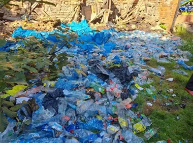 W Miechowicach rozerwano worki z kaucją. Zniknęły puszki